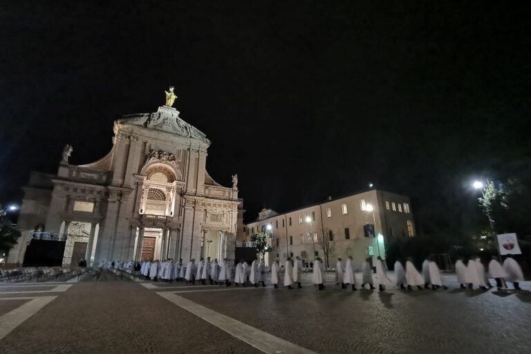 La camminata silenziosa dei Templari Cattolici a Santa Maria degli Angeli