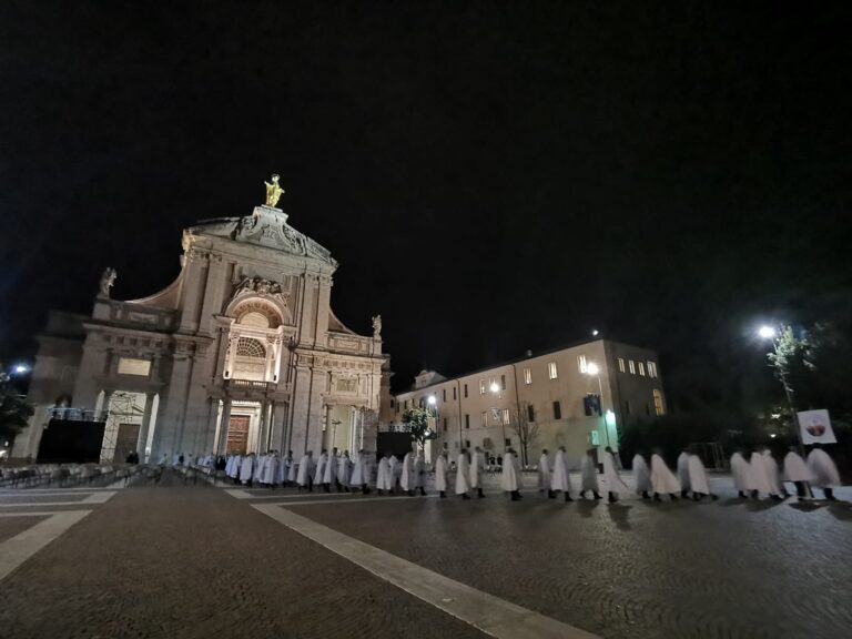 La camminata silenziosa dei Templari Cattolici a Santa Maria degli Angeli